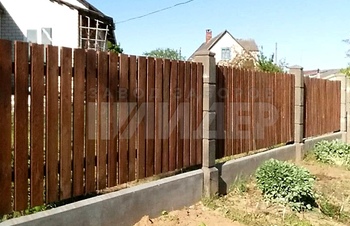 деревянный забор штакетник на бетонном фундаменте