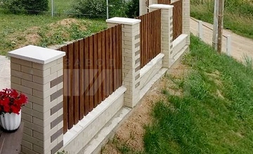 кирпично-деревянный забор у частного дома