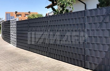 высокий забор из 3D сетки с серой ПВХ лентой